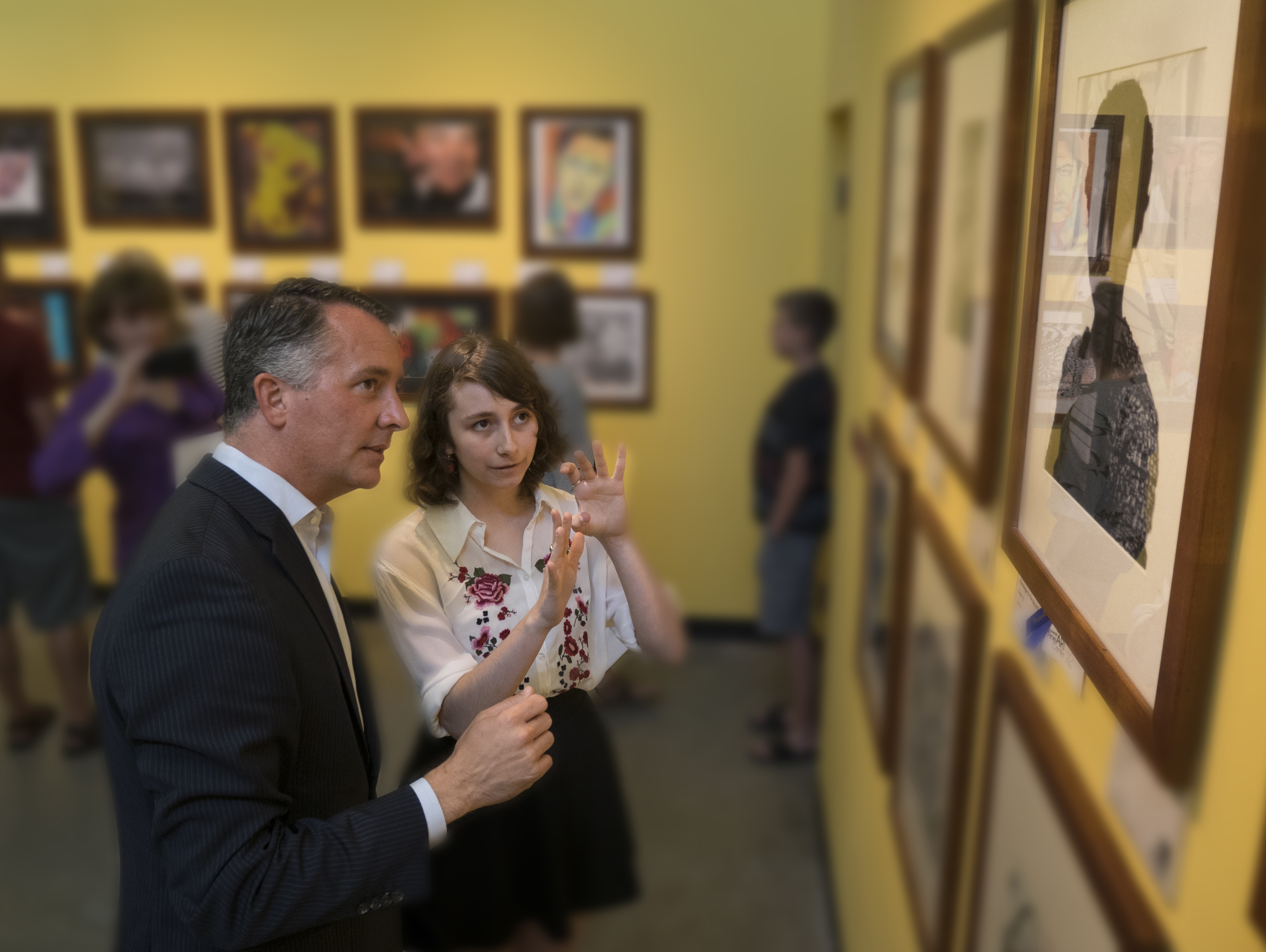 Congressman_David_Jolly_and_Best_of_Show_Winner_Ayla_Rubin_discuss_her