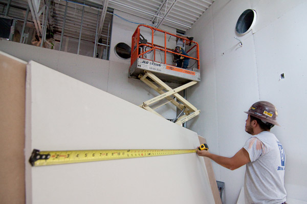 Drywall_workers_on_CreativeVISION_2014_construction_at_DFAC_7825---600