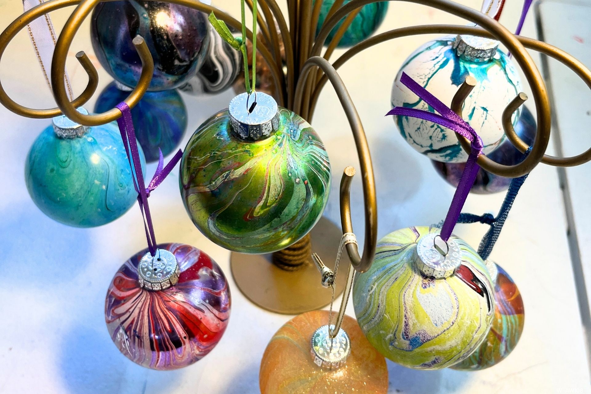 W-AW108 Water Marbling with Acrylics on Glass Baubles