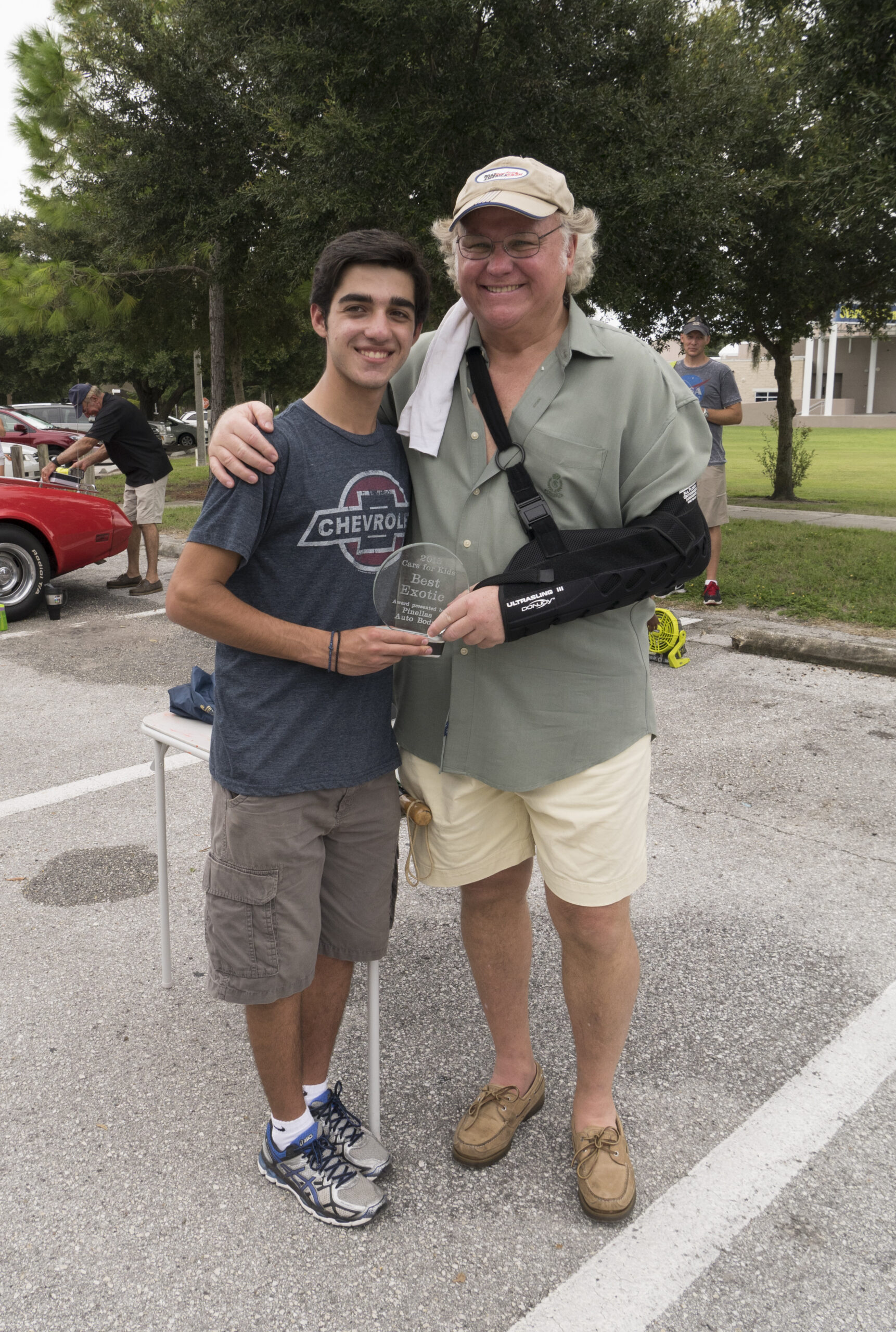 Yianni_Kokolakis_delivers_trophy_to_Cars_for_Kids_Best_Exotic_Car_Winner_Dale_Swope-P1080222 (1)